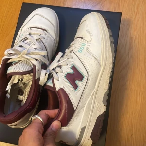 New balance 550 - Sparsamt använda new balance 550s. Jättefin färg perfekt för hösten. Storlek 44,5