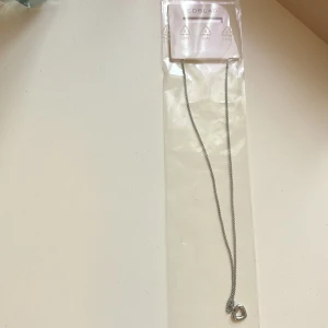 Halsband från edblad 🌸 - Ett jättefint hjärtformad halsband från edblad. Säljer då jag råkade beställa hem två istället för en. Nypris:349kr. Paketet är oöppnad så den är i nyskick🌸