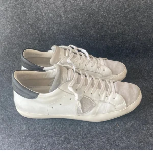 Philippe model - Säljer mina feta philipe model skor || Ny pris på skorna är 4200kr || Vårat pris 2000kr🤩 || Skorna är i väldigt bra skick dock lite slitningar på hälen || perfekta till sommaren👍