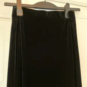 Lång kjol i svart sammet