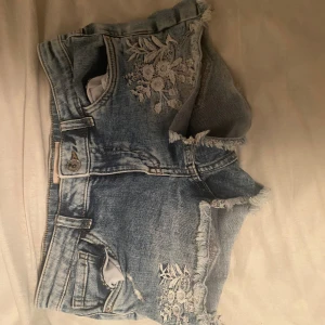 lågmidjade shorts - säljer ett par jätte snygga shorts som är i storlek 152 men passar mig som har 34/36 shortsen är från en kollektion som hette rükie som fanns på kappahl ett tag 💕 pris kan diskuteras!