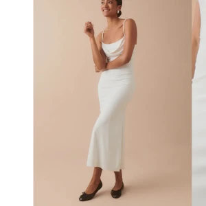 Vit lång klänning - Säljer denna helt nya jättefina klänningen! Den är slutsåld på hela hemsidan. 🤩 