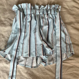 Randiga tunna shorts - Jag säljer dessa randiga shorts från shein pågrund av att dem är för små för mig. Dem är använda ett fåtal gånger och är i ny skick. Storlek 140. 25 kr🥰