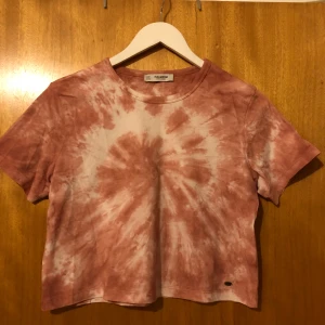 Kort tshirt tiedye  - Knappt använd 