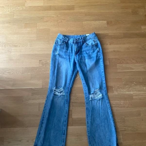 Blå jeans - Blå, högmidjade Storlek S/36 Använt dom ett par gånger men sluta då dom inte passar längre