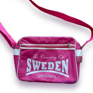 Rosa trendig crossbody väska - Mycket utrymme så det finns plats gott o väl med dator och böjer som jag jättebra för studenter. Skicket är väldigt fint och inte allt så slitet. Liknar trendiga adidas crossbody väskan. 