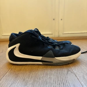 Nike Zoom Freak 1  - Säljer Giannis första basketsko!! Super sköna att spela i, sparsamt använda. Säljs pga att jag har slutat spela basket (tryck gärna på köp nu) - Retail priset ligger på 130 USD$ 🏀