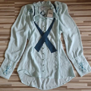 Helt ny Alice i underlandet blus  - Alice i underlandet blus i tunt material. 💕 Helt ny och har kvar alla lappar 💕 Storlek S💕 