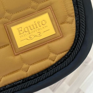 Equito schabrak  - Nytt equito schabrak som endast är använt en gång. Ligger bra och still. Storlek cob. Färgen finns inte att köpa längre. Schabraket är guldigt med en svart glitterkant, svart paspoal och längst ut är kanten svart.