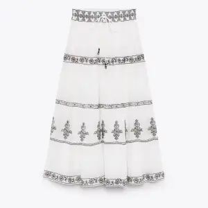 Säljer denna superfina broderade vita  kjolen från zara i storlek S🤗 Köptes förra sommaren och går inte att få tag på längre, säljer för 550kr!