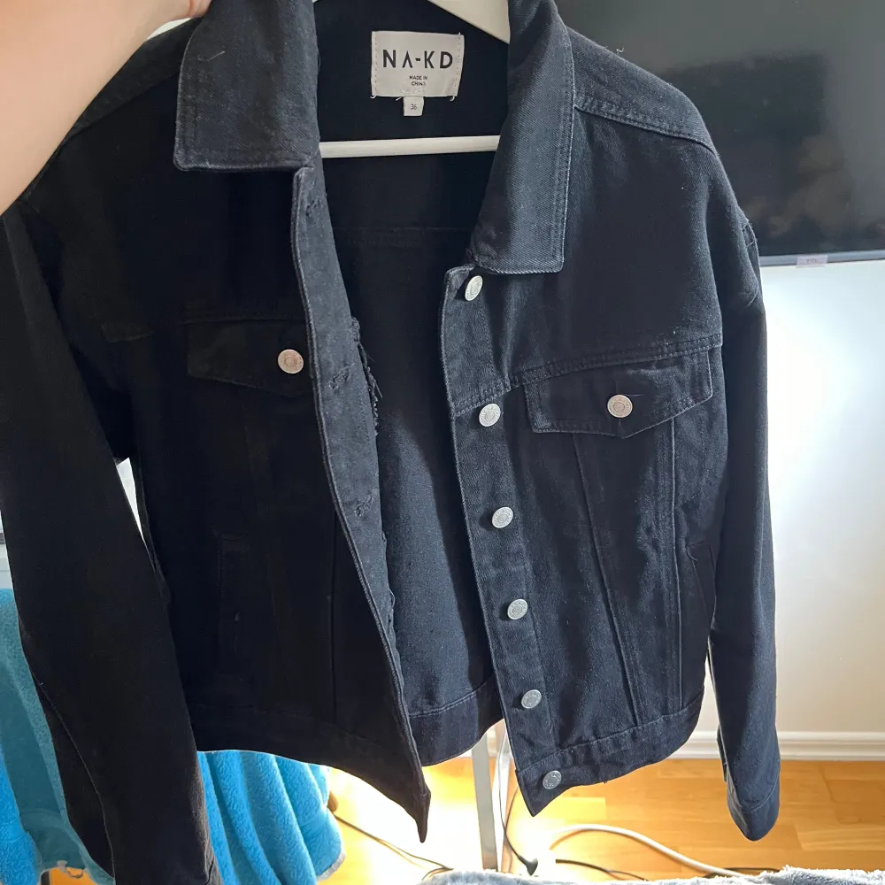 Super fin jeansjacka från NAKD. Knappt använd.. Takit.