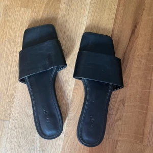 Mules / Sandaler - Jättefint skick, från NA-KD. Storlek 38.