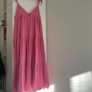Långklänning - Rosa långklänning från Zara. Bra skick!