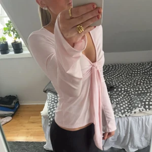 blus  - säljer denna blus från gina då den tyvärr inte kommer till användning🥰 skriv vid frågor eller funderingar☺️säljer i svart med🥰