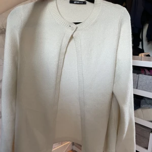 Kofta - Superfin ljusbeige kofta från Gina.