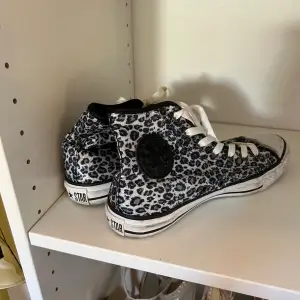 Leopard Converse med paljetter, aldrig använda själv men köpta här på plick🩷