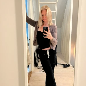 Roxy linnebyxor  - Säljer mina populära svarta Roxy linnebyxor då de inte passar längre. De är i storlek M men funkar utmärkt om man har S i vanliga fall. Nypris: 599 kr Jag säljer dem för 300 kr + frakt🥰 