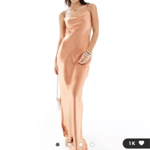 Klänning - Säljer denna HELT oanvända klänningen från prettylavish i strl 34. Glömt att returnera i tid därav försöker jag sälja den här istället. Passar perfekt till bal/bröllop eller annat festligt. Köpte för 1249kr.Pris kan diskuteras vill bara få den såld! 