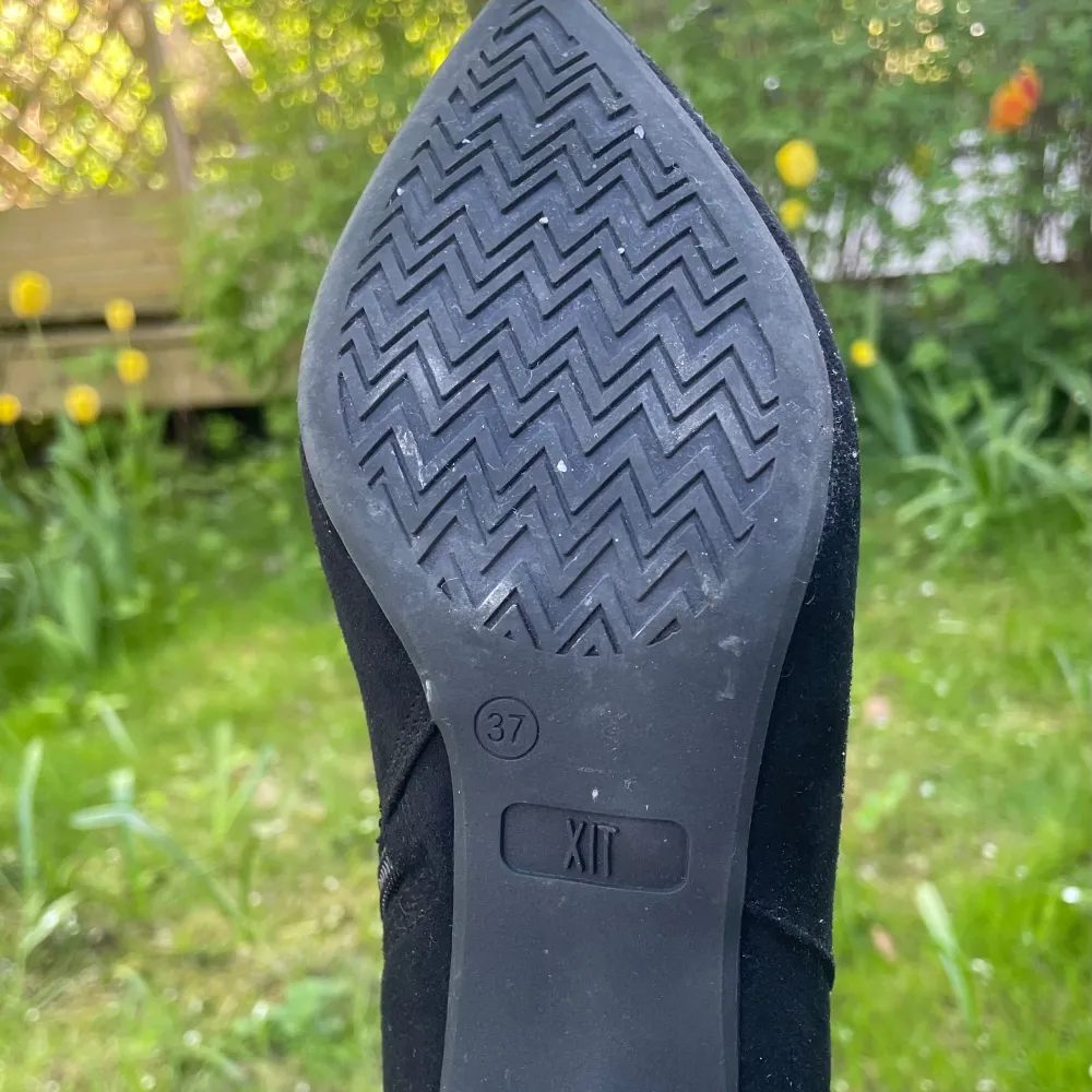 Svarta klackar i size 37, fungerar på både sommar som vinter! Använda tre gånger.. Skor.