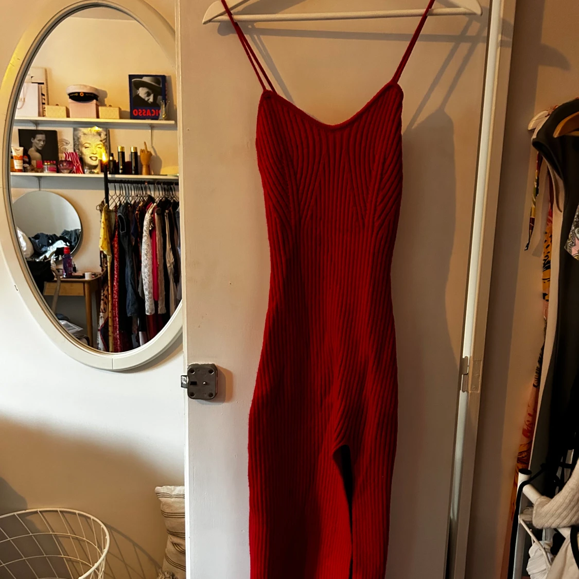 Röd stickad klänning med slits