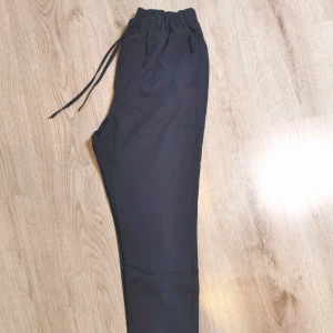 Tyg byxor  - Storlek 48. Mörkt blå 