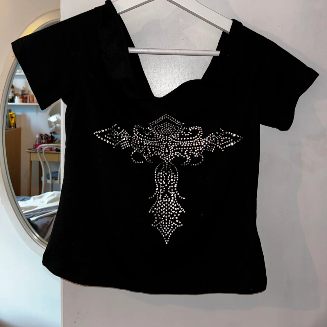 Half off-shoulder tröja med kors - 91