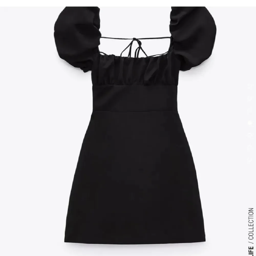 Säljer denna jätte fina svarta klänningen från zara som tyvärr inte kommit till användning och är helt oanvänd och därmed i nyskick och har lapparna kvar, storlek XS🖤🤍. Klänningar.