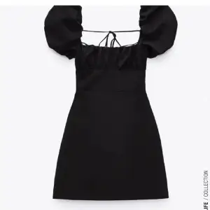 Säljer denna jätte fina svarta klänningen från zara som tyvärr inte kommit till användning och är helt oanvänd och därmed i nyskick och har lapparna kvar, storlek XS🖤🤍