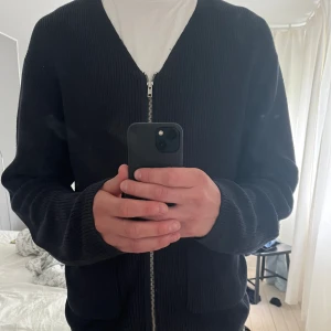 Samsøe Samsøe tröja - Skick 9/10 Står ingen storlek men skulle säga att den är i L alternativt M om man vill att den ska sitta lite lösare Nypris: 1500kr