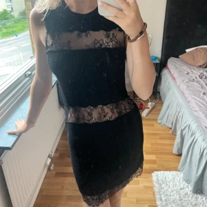 Spetsklänning - Säljer denna otroliga slutsålda klänning från zara! Aldrig använd😇