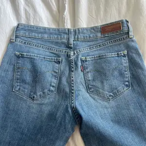 Säljer nu mina lågmidjade Levis jeans. De är i toppskick! Midjemått: 36 Innerbenslängd: 79