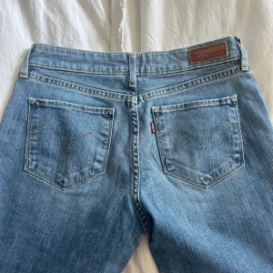 Lågmidjade Levis Jeans - Säljer nu mina lågmidjade Levis jeans. De är i toppskick! Midjemått: 36 Innerbenslängd: 79