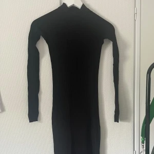 Klänning - Svart långklänning från Bershka, aldrig använd✨