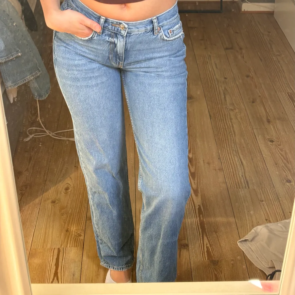 Lågmidjade jeans ifrån Gina tricot . Jeans & Byxor.