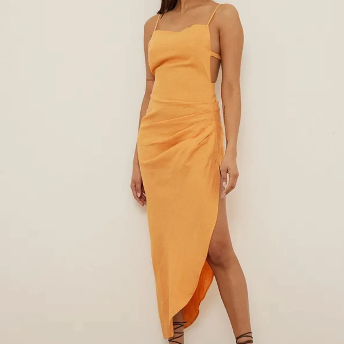 Draperad linneklänning