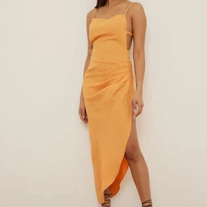 Draperad linneklänning - Använd en gång, skicket är som ny. På NAKDS hemsida idag kostar klänningen 699kr