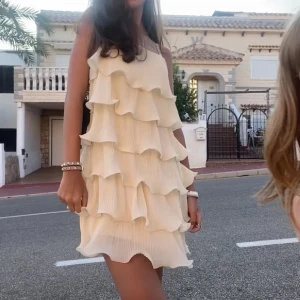 other stories klänning - Säljer denna så så fina klänningen från other stories. Köpt här på plick och säljer den för att den tyvärr var förstor på mig. Kan tänka mig att byta om någon har denna i storlek XS. Skriv om ni är intresserade 💗💗