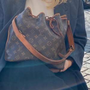 Louis Vuitton petite Noe, perfekt att ha till vardags använder massvis🫧  Det syns att den är välanvänd så skicket är därefter, det är ingen ny väska.😊
