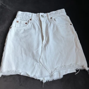 Vit jeanskjol  - En somrig vit jeanskjol som är perfekt för sommarn, inte använd. 💞