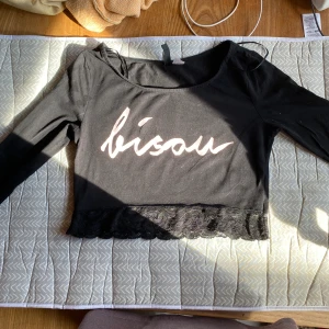 Svart kropptopp - Toppskick. Bredd: 33cm Längd: 29cm