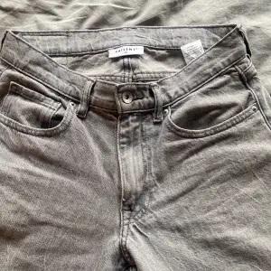 Ljusgrå snygga jeans Valient. Inga defekter. Skick 9/10. Skriv meddelande om du vill diskutera pris