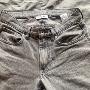 Valient jeans xs - Ljusgrå snygga jeans Valient. Inga defekter. Skick 9/10. Skriv meddelande om du vill diskutera pris