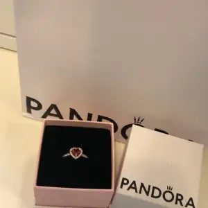 Pandora promise ring, röd och har aldrig använts. Det är den perfekta symbolen för kärlek och engagemang med Pandora's Promise Ring! Elegant design och högkvalitativt hantverk gör denna ring till en gåva för att uttrycka dina känslor. Kvitto finns ej