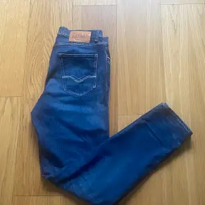 Säljer ett par nästintill oanvända replay jeans storlek 30/34. Inga defekter på plagget. Nypris: 1299kr, mitt pris: 349kr. 💸 Tveka inte att skriva vid funderingar. 🔍