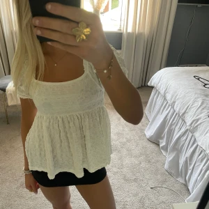 Vit topp - Supersöt topp med volanger på axlarna💕 köpt på Gina Young med storlek 158/164 men passar en som bär XS! 