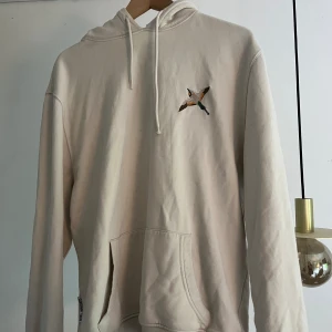 Axel arigato hoodie  - Storlek M  Ett litet hål vid armen inget annat  Va 1500 nypris 