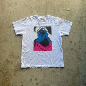 Denim Tears Sample T-shirt  - Denim Tears t-shirt med Jesus print. Detta är en sample så du kommer inte hitta en annan. Använd några få gånger men i dunder skick!