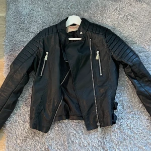 Moto Jacket Black från chiquelle - Moto Jacket från Chiquelle i storlek S-38. Den är i mycket bra skick.  Original pris 799,00 kr.