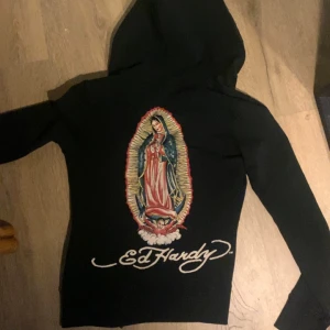 Ed Hardy hoodie - As snygg Ed hardy hoodie 💕 Skick: 8/10 man ser ser att den har blivit använd några gånger men inga skador 💕 passar S/M