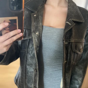 Skinnjacka  - Äkta vintage läderjacka från hollies i storlek XL, den passa alla storlekar beroende på hur baggy man vill ha den. Älskar denna jackan sååå mycket men inte min stil längre…. Den är inrett jättefint skick och så snygg inför sommaren och hösten! 